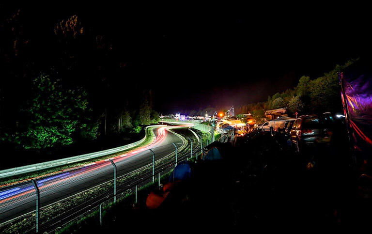 Nachtaufnahme der Rennstrecke am Nürburgring.